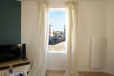 Télévision ou salle de divertissement dans l'établissement T2 de 55m2 avec toit terrasse, hyper centre, wifi, draps, savons et serviettes fournis