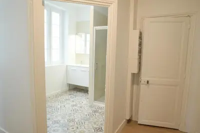 Salle de bains dans l'établissement T3 de charme situé en hyper centre avec wifi, linge, draps, savons et serviettes fournis