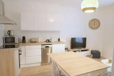 Cuisine ou kitchenette dans l'établissement T3 de charme situé en hyper centre avec wifi, linge, draps, savons et serviettes fournis