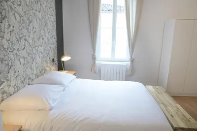 Un ou plusieurs lits dans un hébergement de l'établissement T3 de charme situé en hyper centre avec wifi, linge, draps, savons et serviettes fournis