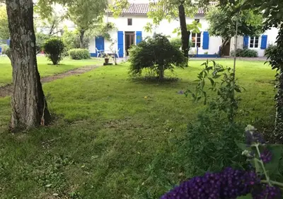 Jardin de l'établissement Le Figuier - 4 bedroom Farmhouse Gite