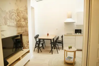 Cuisine ou kitchenette dans l'établissement T2 avec verrière situé en hyper centre avec wifi, linge, draps, savons et serviettes fournis