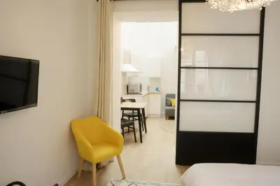 Télévision ou salle de divertissement dans l'établissement T2 avec verrière situé en hyper centre avec wifi, linge, draps, savons et serviettes fournis