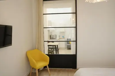 Télévision ou salle de divertissement dans l'établissement T2 avec verrière situé en hyper centre avec wifi, linge, draps, savons et serviettes fournis
