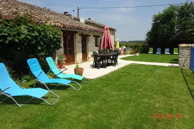 Jardin de l'établissement Chatenet self catering stone House for 2 South West France