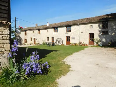 Jardin de l'établissement Chatenet self catering stone House for 2 South West France