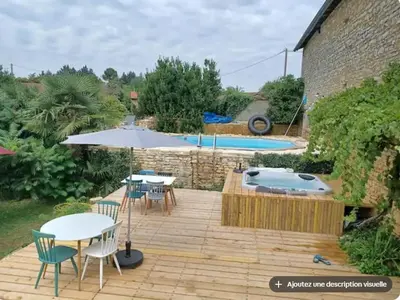 Piscine de l'établissement Nid Charentais Angouleme pool jacuzzi ou située à proximité