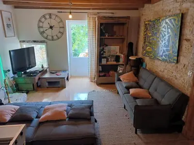 Télévision ou salle de divertissement dans l'établissement Nid Charentais Angouleme pool jacuzzi