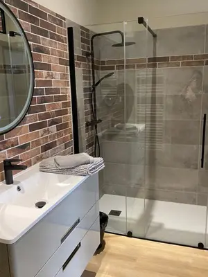 Salle de bains dans l'établissement Logis Poussard