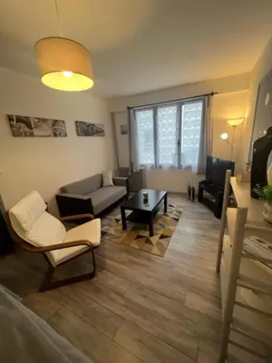 Coin salon dans l'établissement Le P'tit Gris Studio cosy et rénové