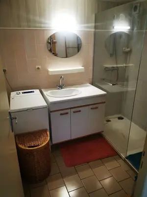 Salle de bains dans l'établissement chambre privée chez l'habitant et partage des partie communes