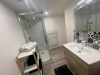 Salle de bains dans l'établissement Le Boinot - Patio privé, wifi haut débit, Netflix, stationnement gratuit