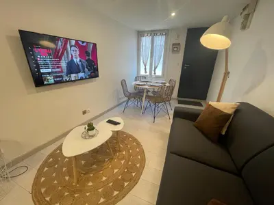 Télévision ou salle de divertissement dans l'établissement Le Boinot - Patio privé, wifi haut débit, Netflix, stationnement gratuit