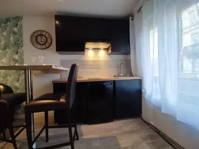 Cuisine ou kitchenette dans l'établissement L'escale Niortaise - Centre-ville - 10mn Gare - WIFI - Netflix