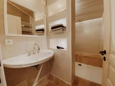 Salle de bains dans l'établissement Domaine de Saint Florent - Piscine & Spa