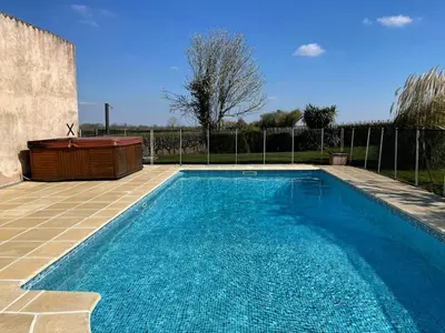 Piscine de l'établissement Gite Chez Rivière ou située à proximité