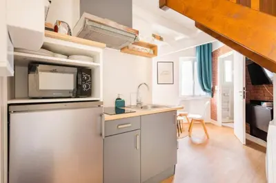 Cuisine ou kitchenette dans l'établissement Appartement T2- Indus' appart'/ WIFI / PARKING