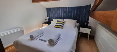 Un ou plusieurs lits dans un hébergement de l'établissement Appartement T2- Indus' appart'/ WIFI / PARKING