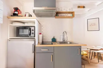 Cuisine ou kitchenette dans l'établissement Appartement T2- Indus' appart'/ WIFI / PARKING