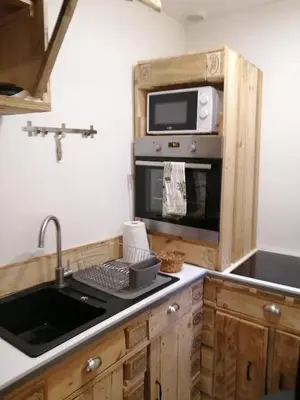 Cuisine ou kitchenette dans l'établissement MAGNIFIQUE ESCALE POITEVINE. THE PLACE TO BE