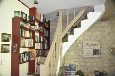 Bibliothèque dans la maison de vacances