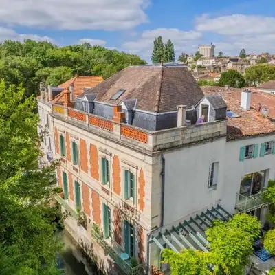 Beautiful large stylish villa centrally located in Pons