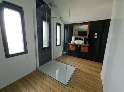 Salle de bains dans l'établissement EMLAVIE - Maison familiale OU Loft SPA - à 3km Futuroscope