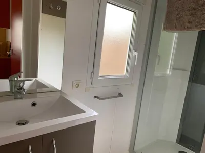 Salle de bains dans l'établissement Camping de la ferme aux ânesses, mobil home myrtille