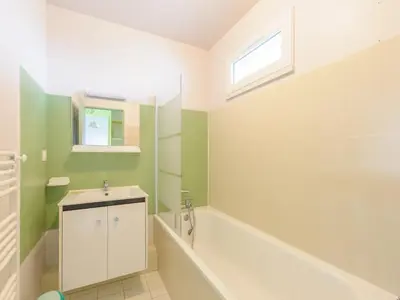 Salle de bains dans l'établissement Charmant T2 Bis avec Aperçu Mer, Piscine, Parking Privé à 100m Plage - Châtelaillon-Plage - FR-1-258-199