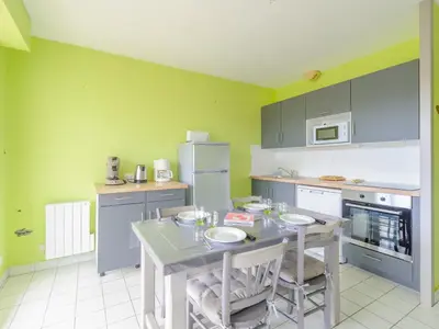 Cuisine ou kitchenette dans l'établissement Charmant T2 Bis avec Aperçu Mer, Piscine, Parking Privé à 100m Plage - Châtelaillon-Plage - FR-1-258-199