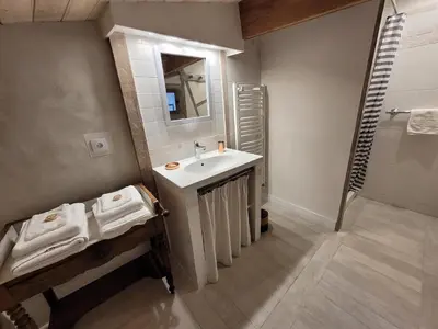 Salle de bains dans l'établissement La Cressonnière