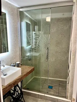 Salle de bains dans l'établissement L’Atelier de René Futuroscope