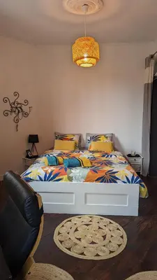 Un ou plusieurs lits dans un hébergement de l'établissement Charmante maison proche Hôtel de ville