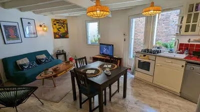 Cuisine ou kitchenette dans l'établissement Charmante maison proche Hôtel de ville