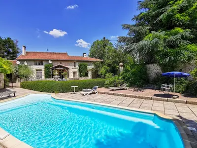 Piscine de l'établissement Les Grozilles ou située à proximité