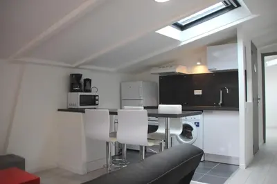 Cuisine ou kitchenette dans l'établissement Comfortable Apartment In Downtown La Rochelle