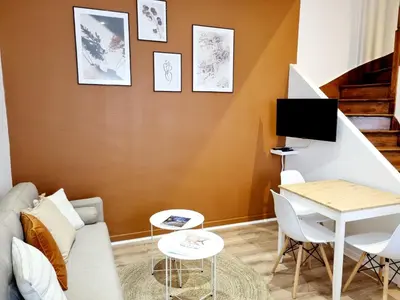 Télévision ou salle de divertissement dans l'établissement Meublés du chêne vert, cœur de Jarnac