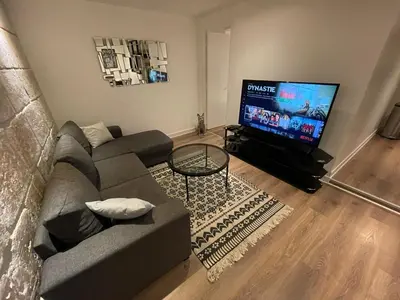 Télévision ou salle de divertissement dans l'établissement Le Black & White, hyper centre - paisible- wifi HD- NETFLIX- proche gare -Ideal couple et business