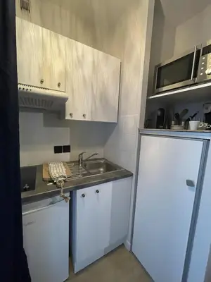Cuisine ou kitchenette dans l'établissement STUDIO de Charme, CITY BED, LA ROCHELLE
