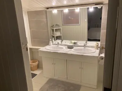 Salle de bains dans l'établissement La Lezardiere