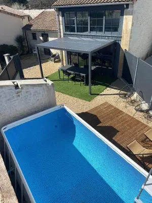 Piscine de l'établissement Maison chaleureuse avec parking sur place ou située à proximité