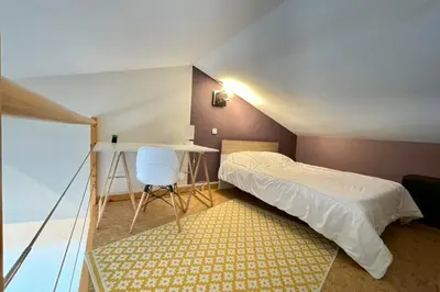 Un ou plusieurs lits dans un hébergement de l'établissement Bel Appartement Avec Balcon Proche Du Lac
