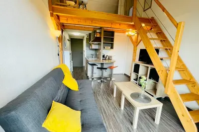 Coin salon dans l'établissement Bel Appartement Avec Balcon Proche Du Lac