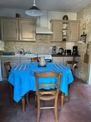Cuisine ou kitchenette dans l'établissement Maison de charme à Sigogne, proche de Cognac, barbecue inclus.