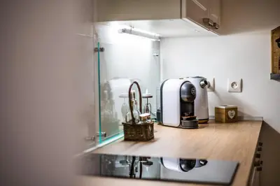 Cuisine ou kitchenette dans l'établissement Les Charmes du Lac Gite Romantique avec jacuzzi privatif