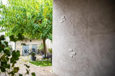 Jardin de l'établissement Les Charmes du Lac Gite Romantique avec jacuzzi privatif
