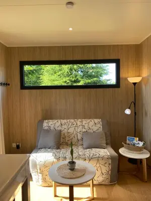 Coin salon dans l'établissement Tiny et Jacuzzi Charente Maritime