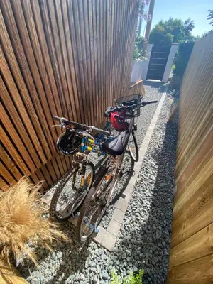 Vélo sur le terrain de l'établissement Tiny et Jacuzzi Charente Maritime ou dans les environs