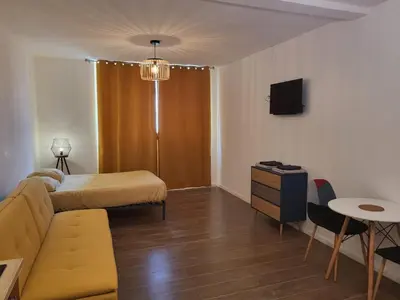Télévision ou salle de divertissement dans l'établissement Studio ruffec 10