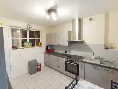 Cuisine ou kitchenette dans l'établissement Maison de ville de 95M2